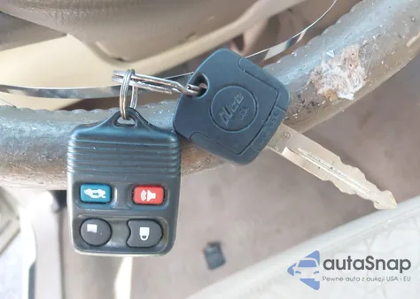 2005 Lincoln Town Car Signature z USA, uszkodzony, nr VIN 1LNHM81W75Y667631